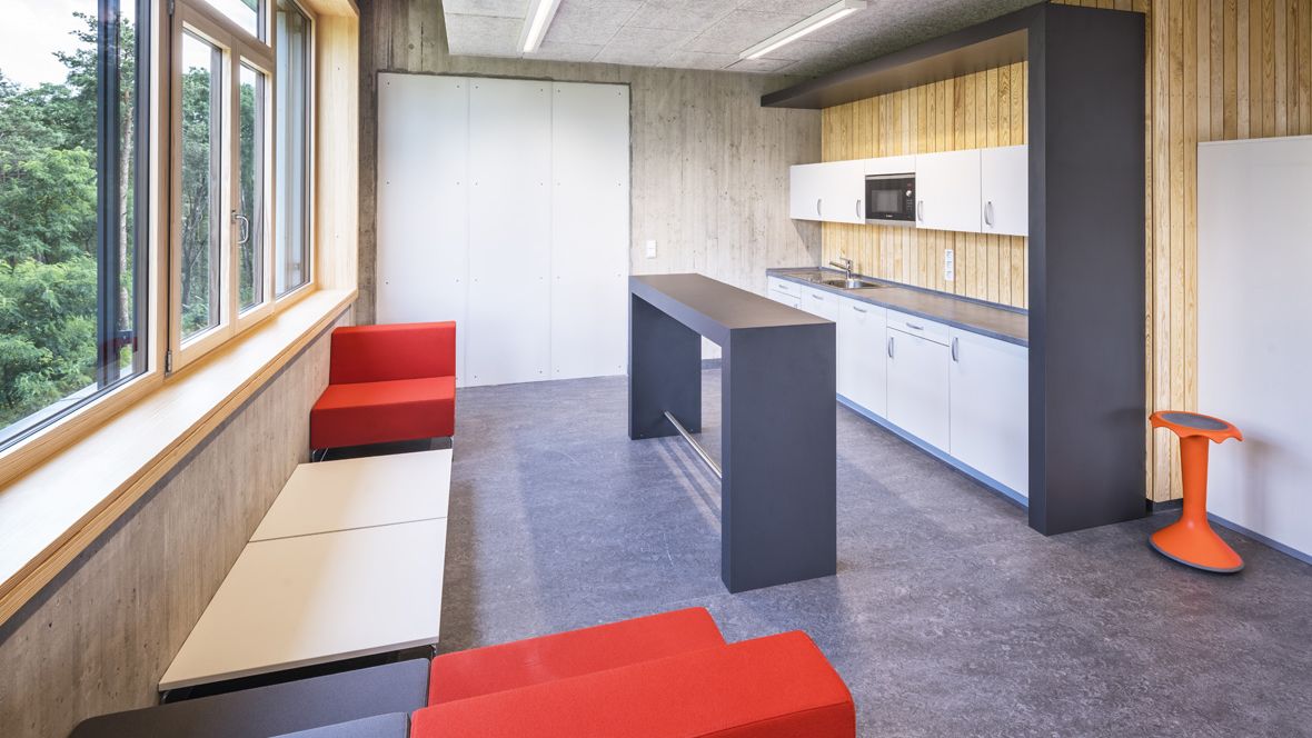 Gerhart-Hauptmann-Schule Griesheim Kaffeküche mit grauem Boden – Forbo Marmoleum Real